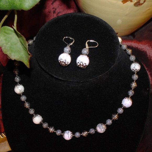 Handcrafted artisanal necklace/earring set in silver & gray - Picture 5 of 6